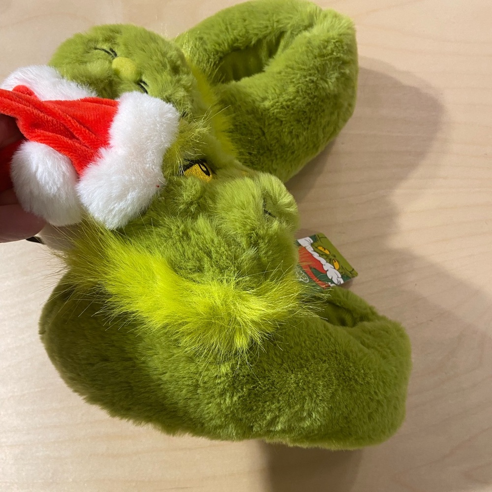 Kids Grinch Slippers with Santa Hats 11-12 (QA) - Picture 5 of 9
